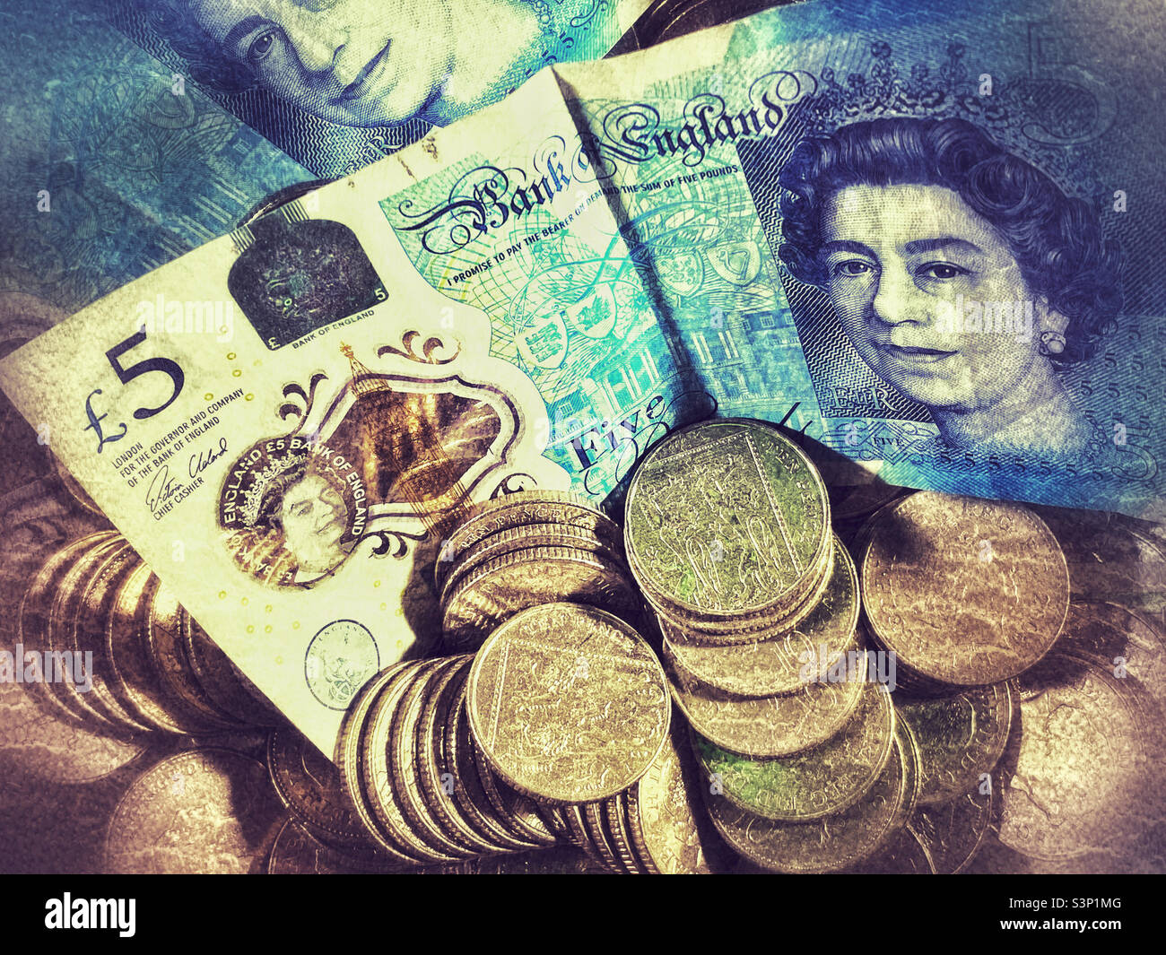 Sterline inglesi in contanti. La nota del £5 è di colore turchese e ha un'immagine ritratto della regina Elisabetta II. Il pezzo da dieci pence è una moneta d'argento. Foto ©️ COLIN HOSKINS. - Immagine stock catturata con smartphone