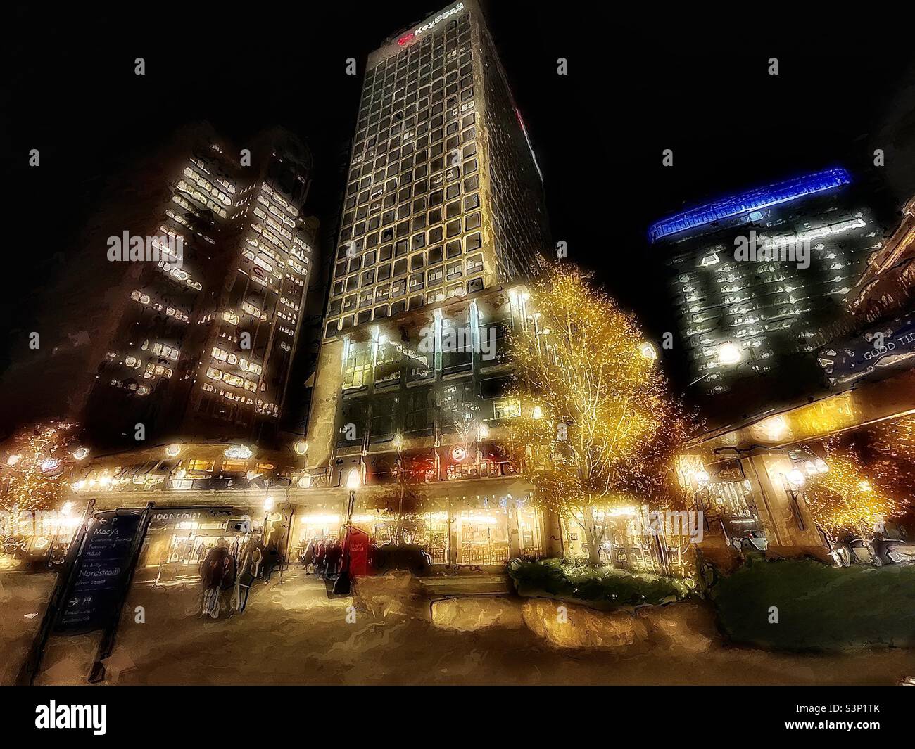 Guardando verso l'alto e verso l'esterno la piazza all'interno del City Creek Center nel centro di Salt Lake City, Utah, USA di notte durante la stagione natalizia. - Immagine stock catturata con smartphone