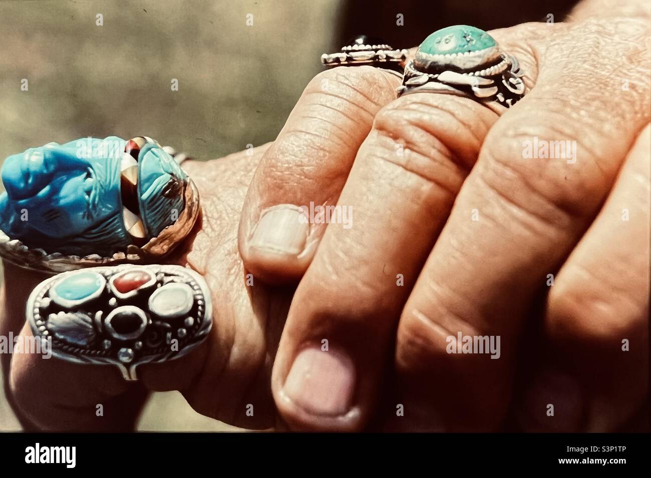 La mano dell'uomo nativo americano con anelli in argento e turchese fatti a  mano Foto stock - Alamy