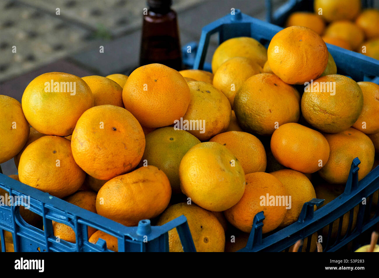 molti tangerini maturi in una scatola blu - Immagine stock catturata con smartphone