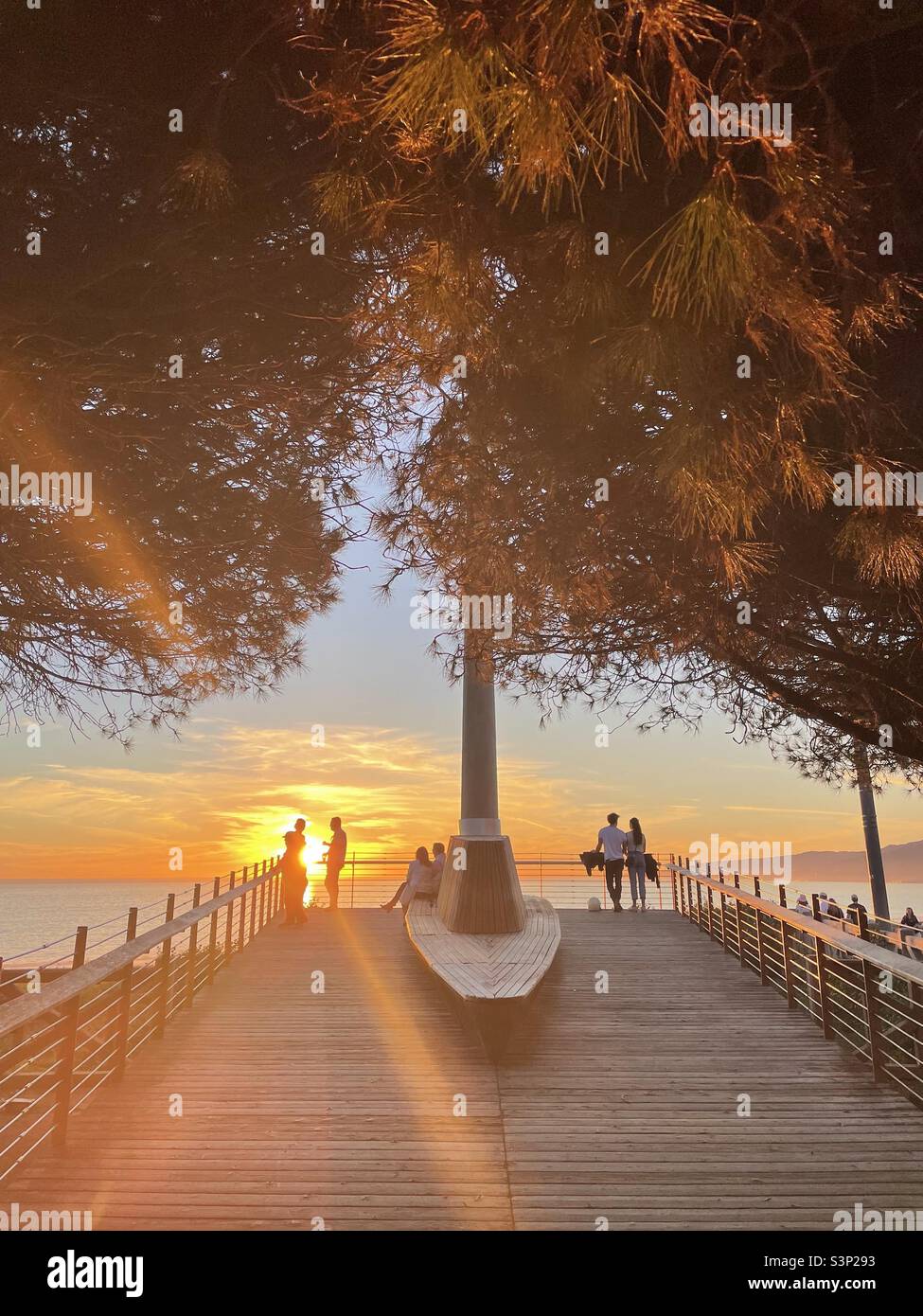 Due coppie che guardano il tramonto a Santa Monica Foto Stock