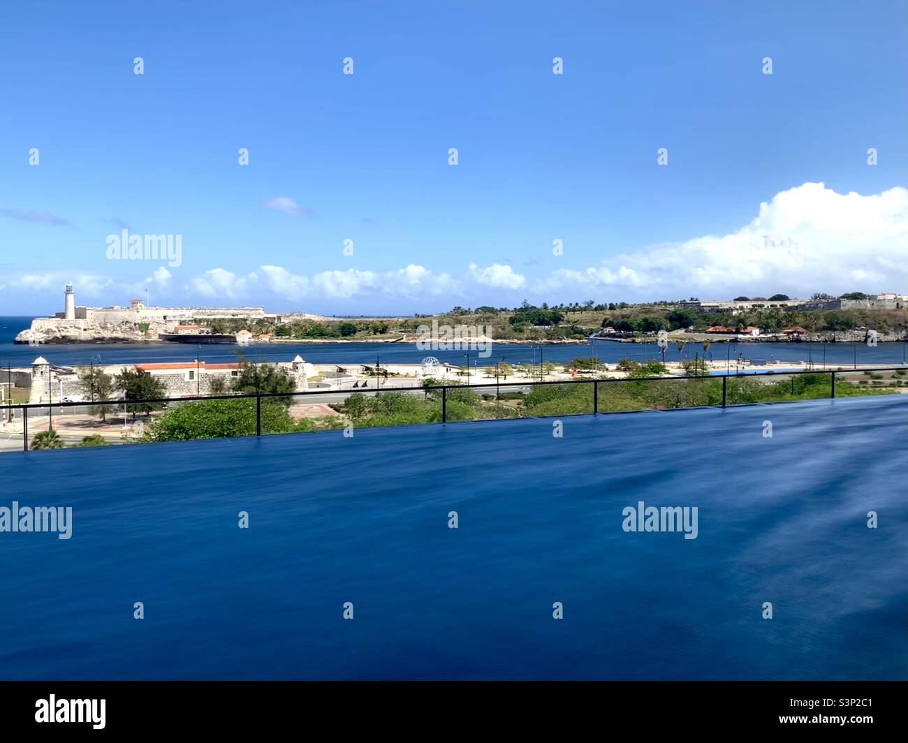 Lunga esposizione al Packard Hotel, Old Havana, Cuba - Immagine stock catturata con smartphone