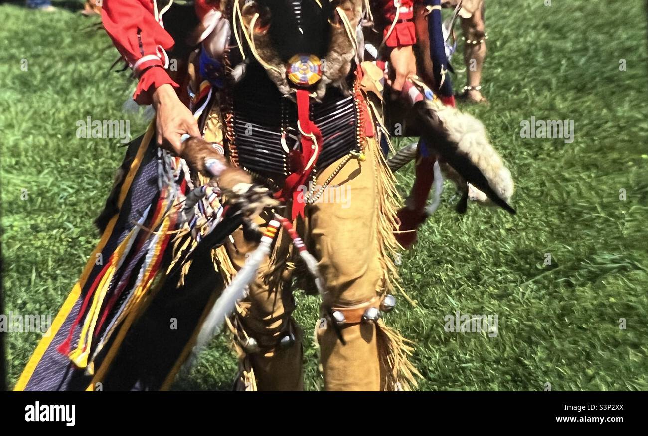 L'uomo nativo americano balla al Pow Wow New England - Immagine stock catturata con smartphone