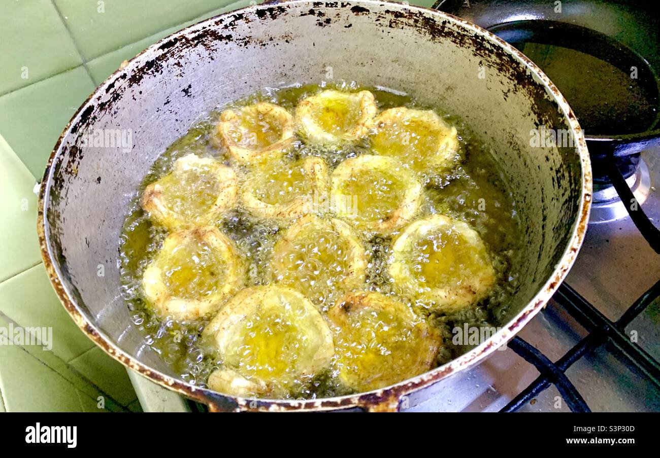 Plantain che viene fritto sotto forma di cesti. Cucina latinoamericana, Havana, Cuba - Immagine stock catturata con smartphone