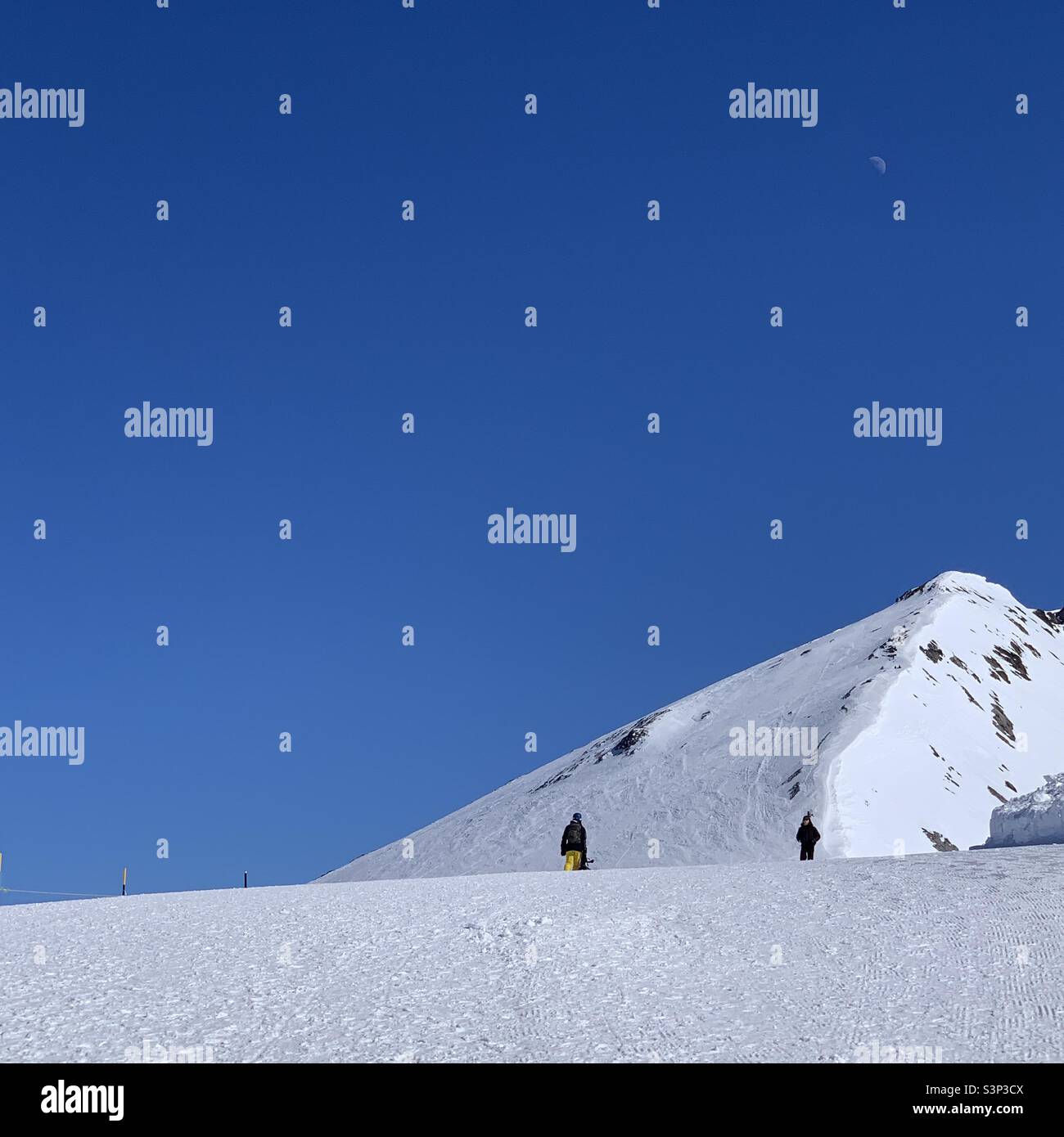 Snowboarder e turista in cima al Monte Titlis, in Engelberg, Svizzera. Foto Stock