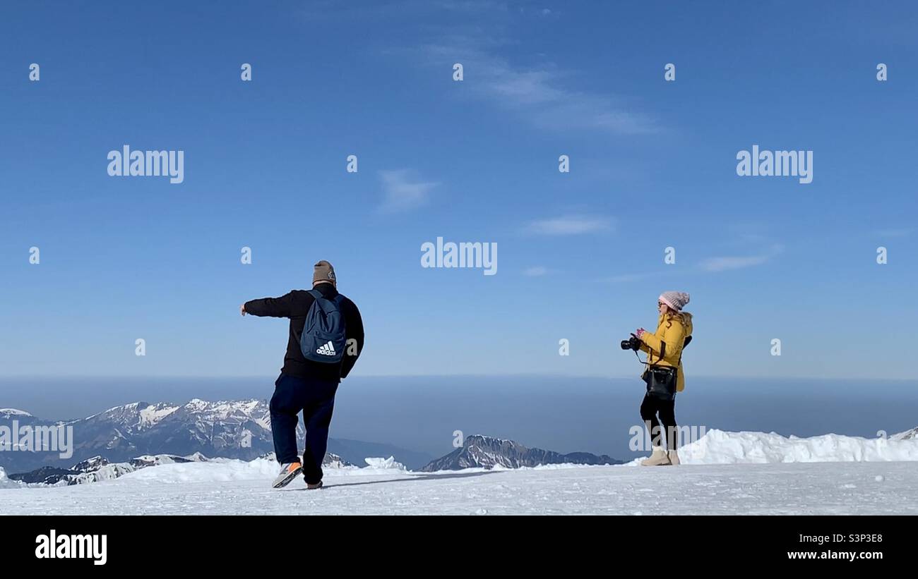 Due turisti in cima al Monte Titlis, Engelberg, Svizzera. Foto Stock
