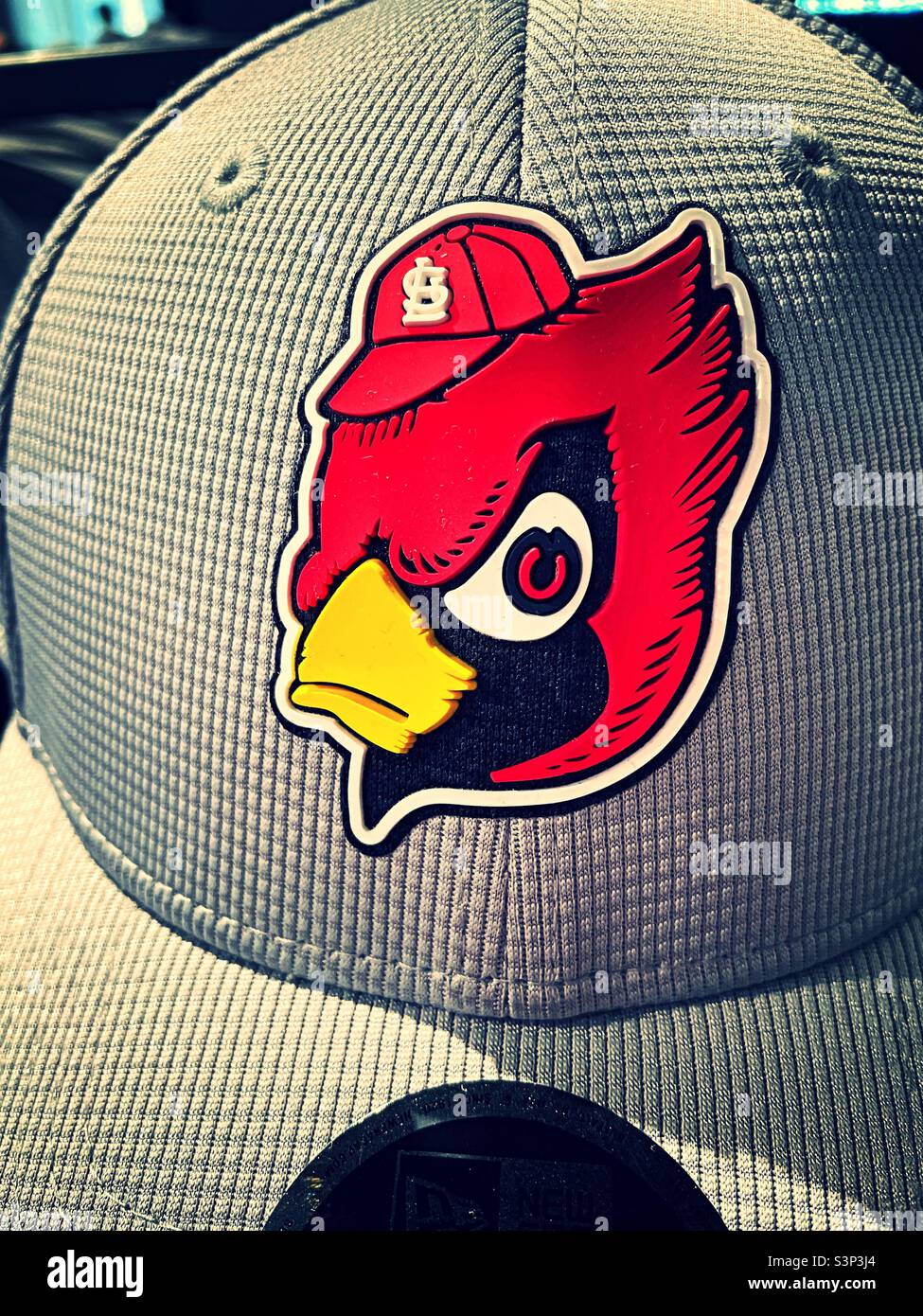 Il logo cardinal con un aspetto feroce su un cappellino da baseball presso il negozio di baseball Major League, 2022, NYC - Immagine stock catturata con smartphone