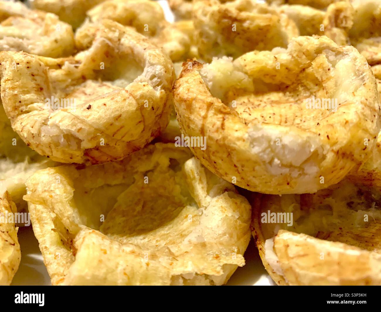 Background alimentare. Piantagione fritta sotto forma di cesti. Cibo latino. L'Avana, Cuba, Caraibi Foto Stock
