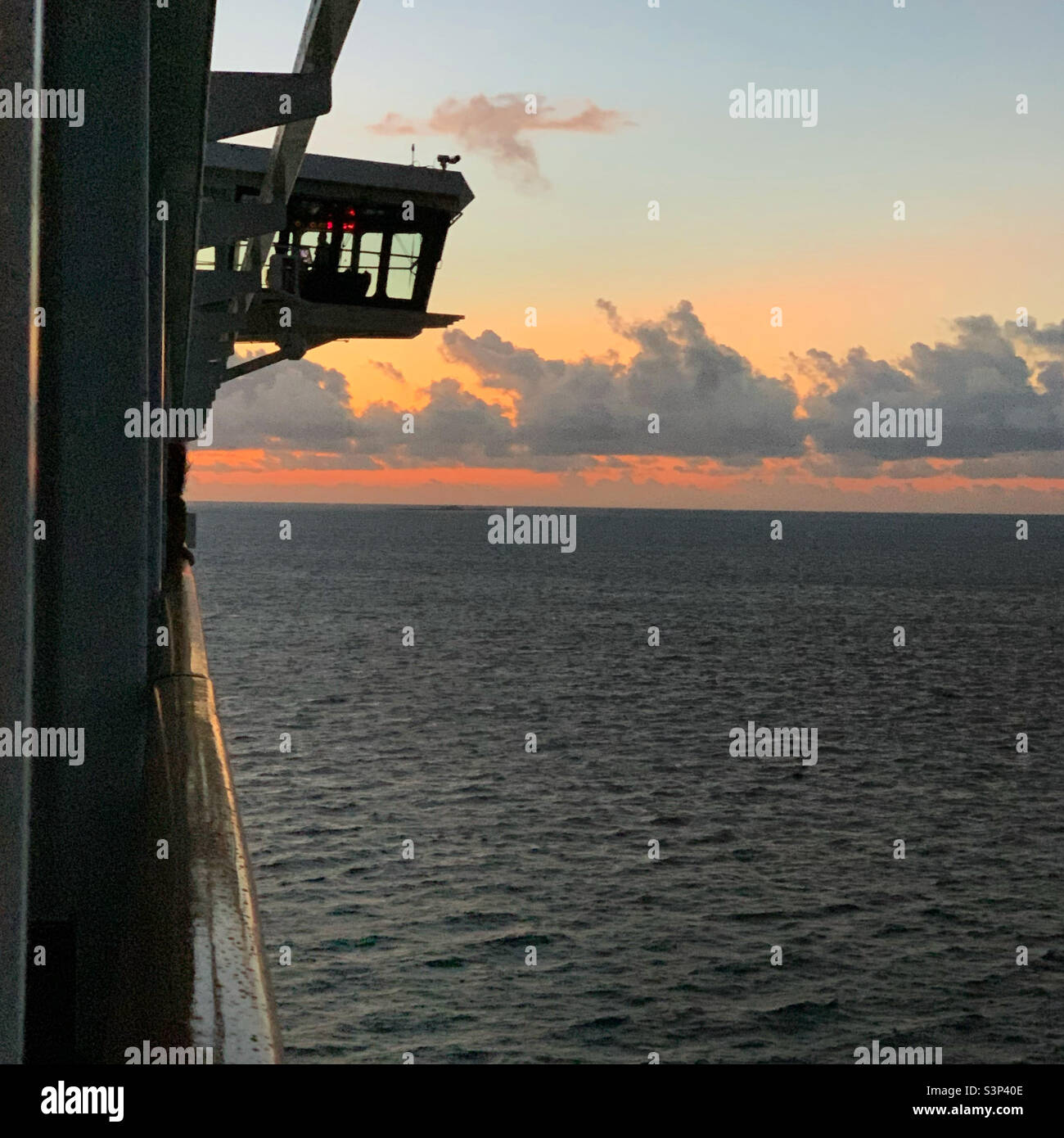 Gennaio, 2022, vista dell'alba da un balcone sulla MSC Divina durante una crociera da Miami, Florida alle Bahamas Foto Stock