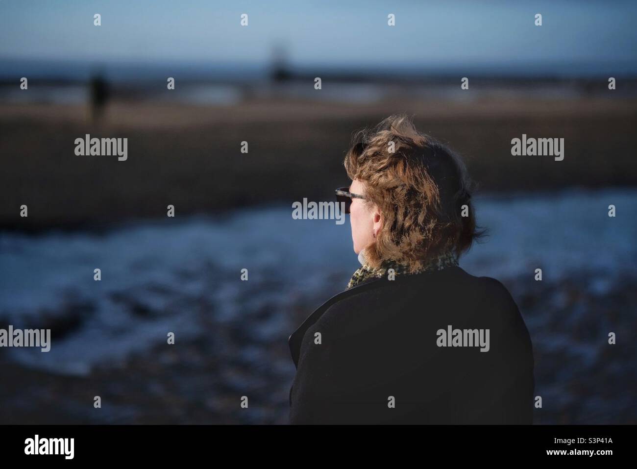 Donna che guarda fuori Foto Stock
