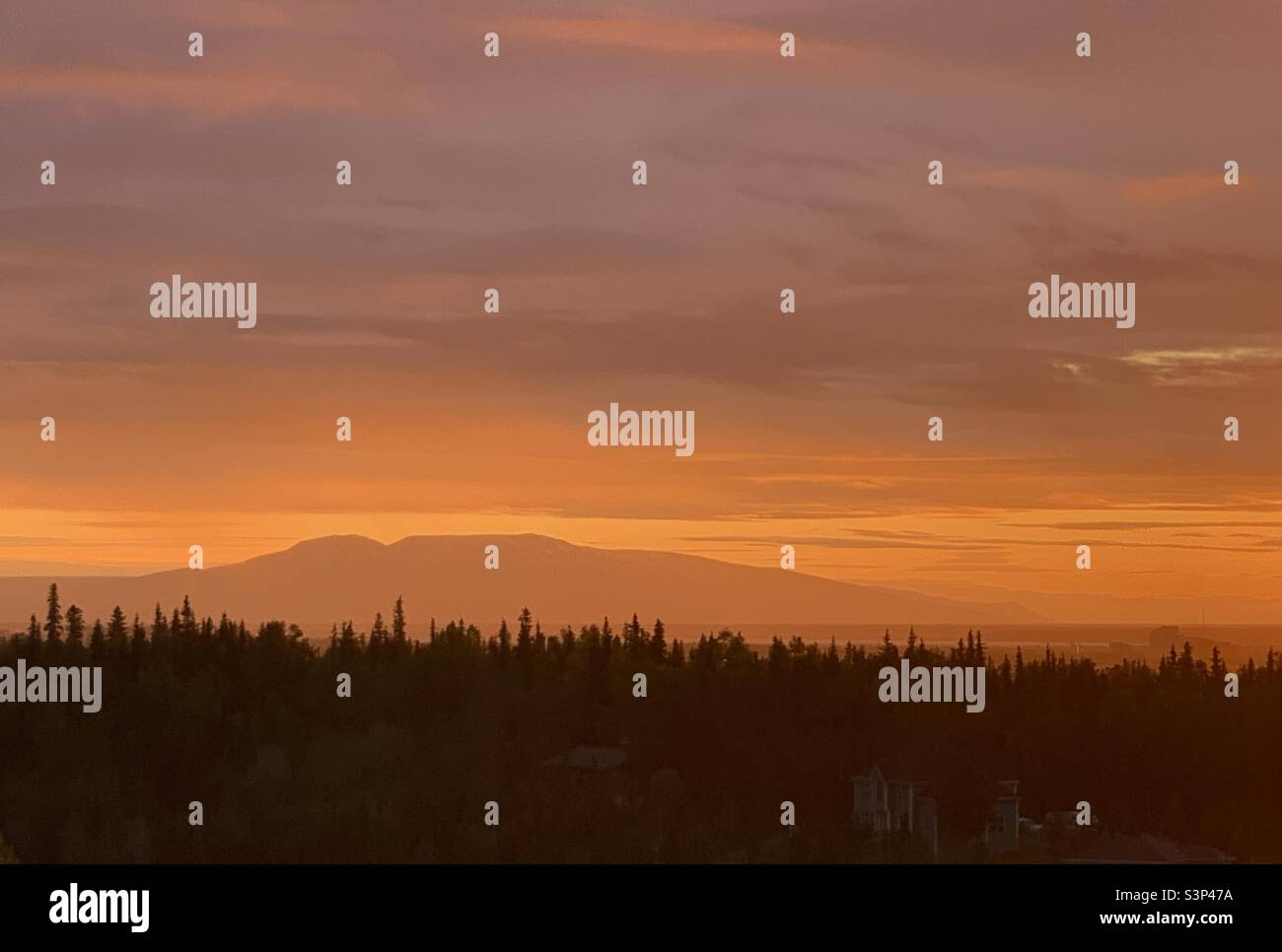 Ora dorata del tramonto di mezzanotte sopra la montagna della signora dorata ad Anchorage, Alaska in giugno alle 11:25 pm. Foto Stock