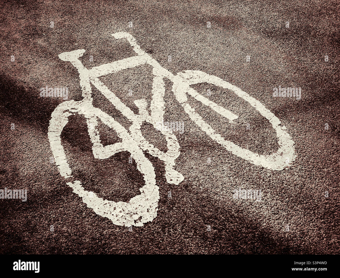 L'immagine di una bicicletta su un'area pavimentata indica che si tratta di un'area per i ciclisti. Il potere del peddle è più sano per il corpo e l'ambiente che la potenza del motore a combustione interna! Foto ©️ COLIN HOSKINS. - Immagine stock catturata con smartphone
