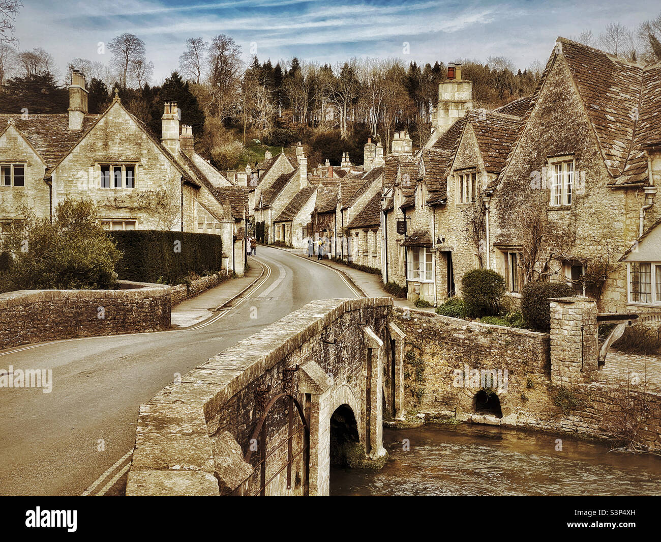 Il villaggio di Castle Combe nel Wiltshire, è considerato uno dei più belli in tutta l'Inghilterra. Questa famosa destinazione turistica è stata utilizzata come location per molti film e programmi TV Foto Stock