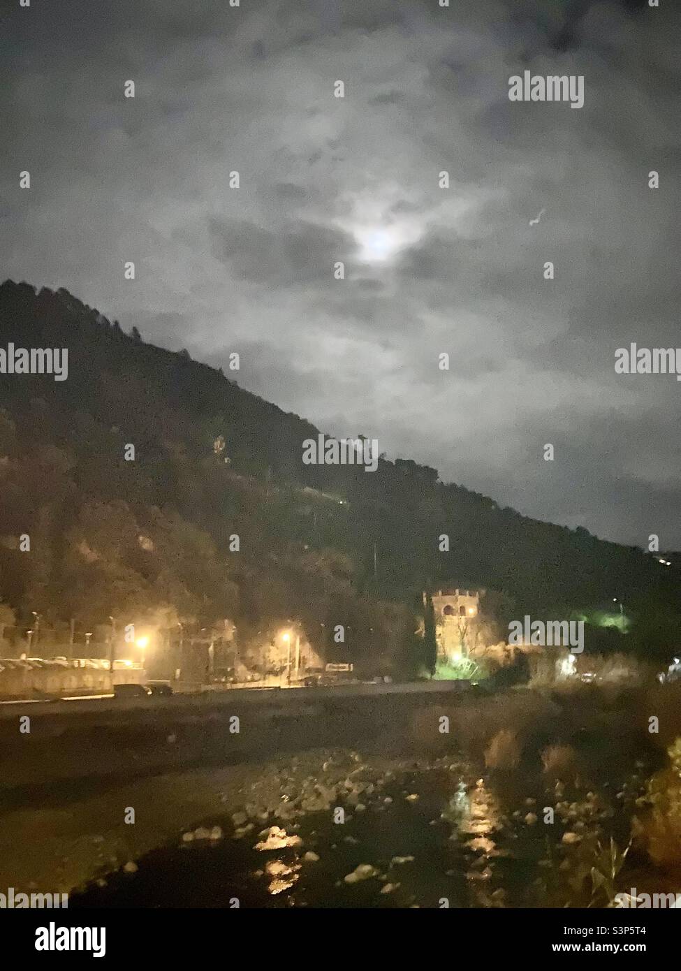 Una visione impressionista di una serata a Dolcequa. - Immagine stock catturata con smartphone