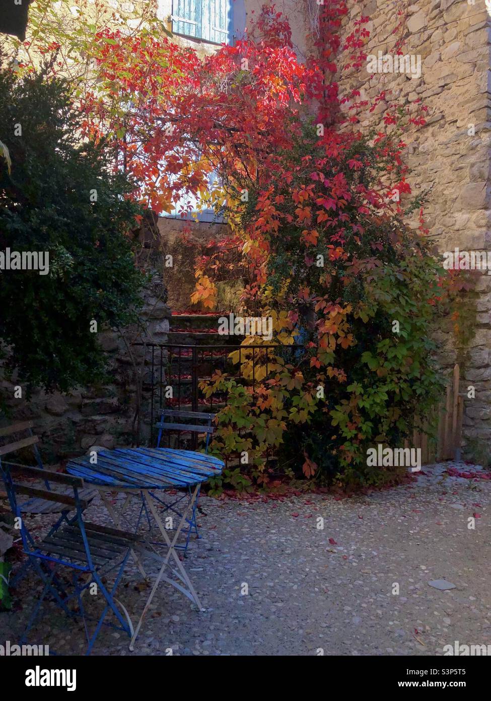 Luogo rilassante in una vecchia città francese durante l'autunno Foto Stock