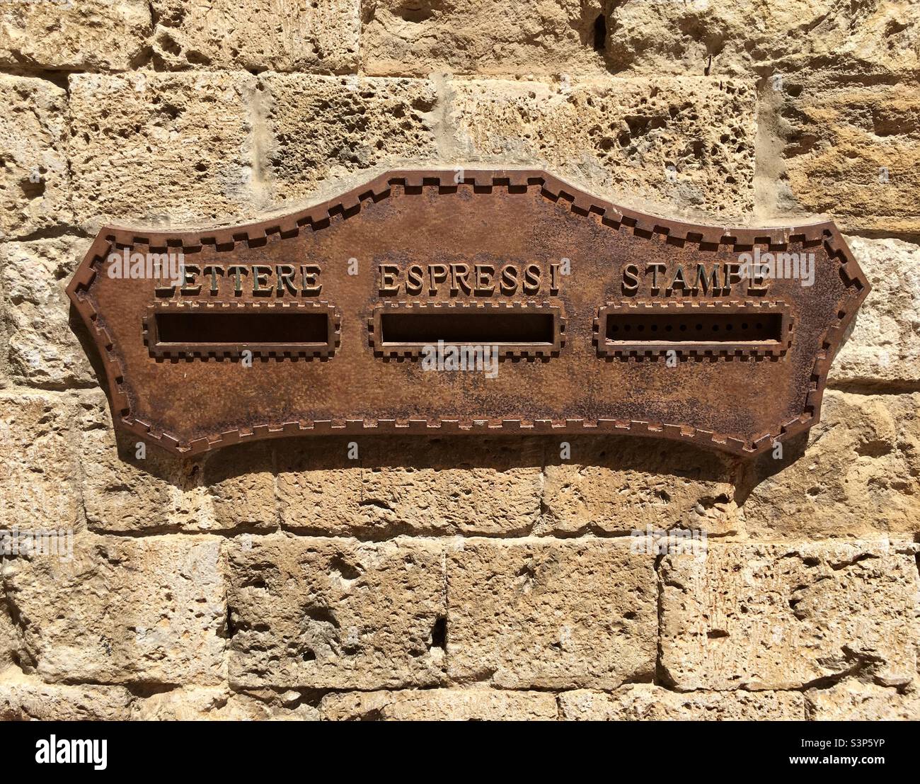 Antica letterbox italiana. San Gimignano, Toscana, Italia. Foto Stock