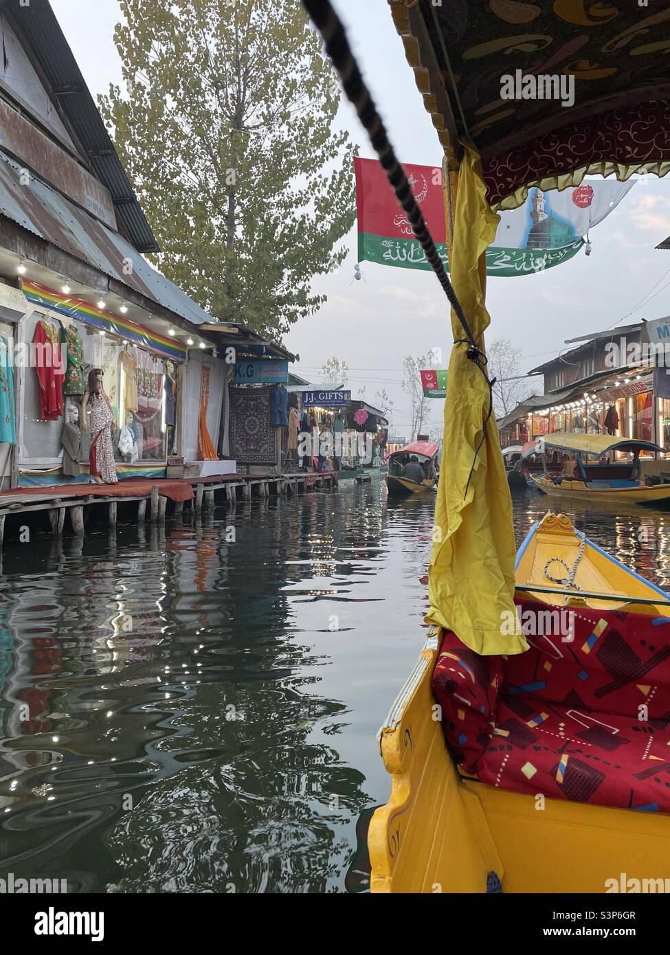 Giro in barca attraverso il mercato galleggiante nel lago dal Foto Stock