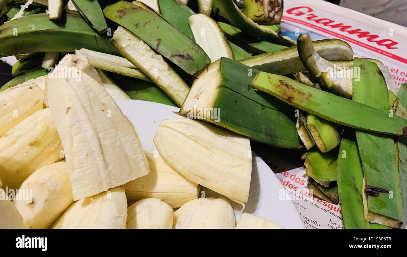 Plantain e la sua pelle su un giornale cubano usato per raccogliere i rifiuti. L'Avana, Cuba - Immagine stock catturata con smartphone