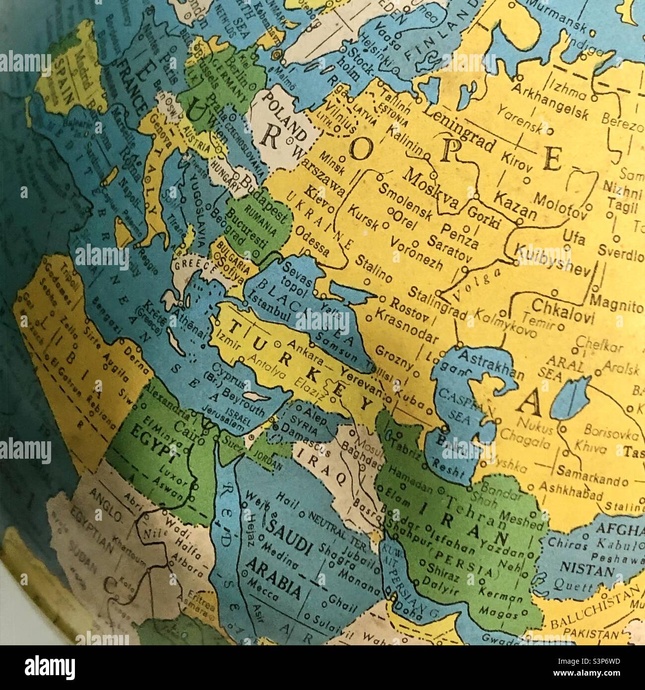 Il globo dell'era della Guerra fredda mostra l'Ucraina in giallo come parte della Russia sovietica - Immagine stock catturata con smartphone