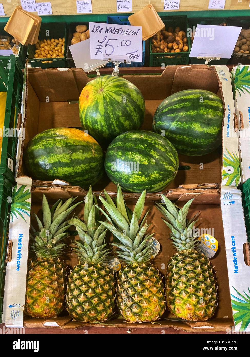 Anguria (Citrullus lanatus) e ananas (Ananas comosus) in vendita - Immagine stock catturata con smartphone