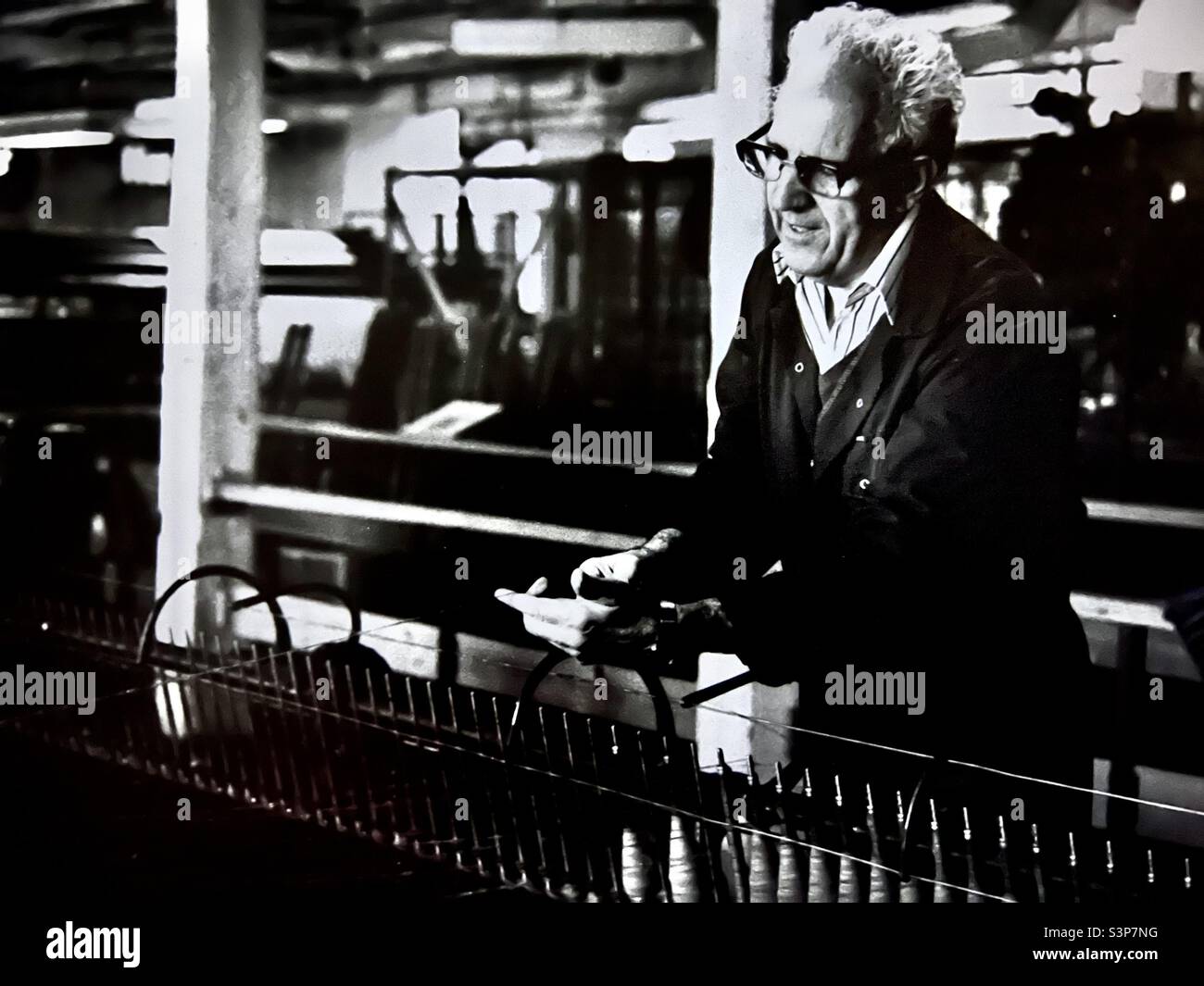 Uomo che lavora al primo apparire al mulino del patrimonio industriale nello Yorkshire Inghilterra Foto Stock