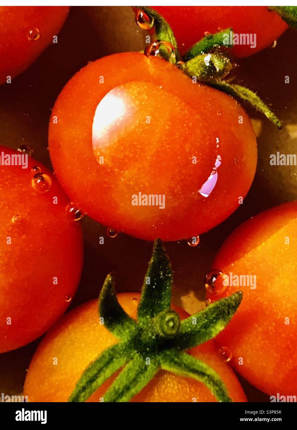I pomodori in acqua - Immagine stock catturata con smartphone
