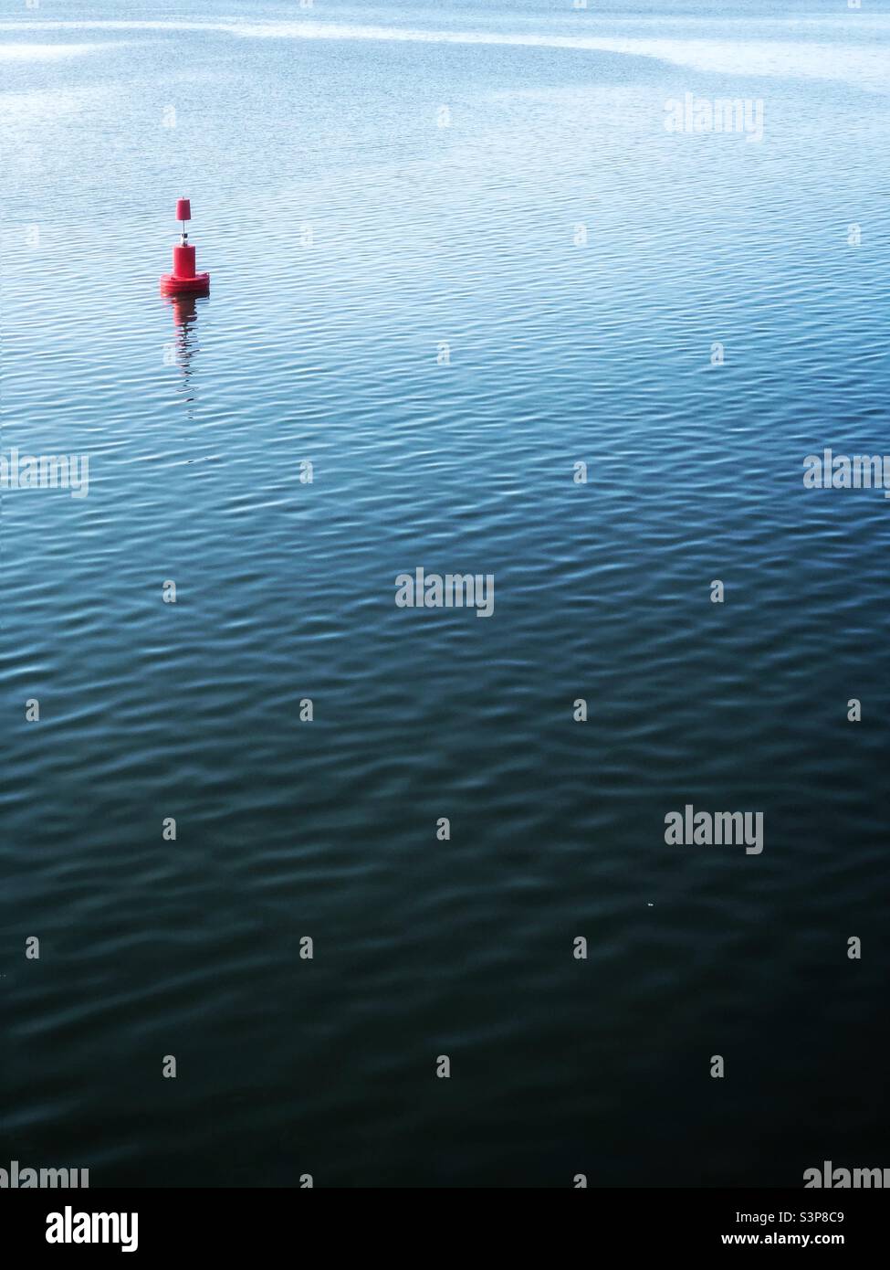 Navigazione Buoy in acqua Foto Stock