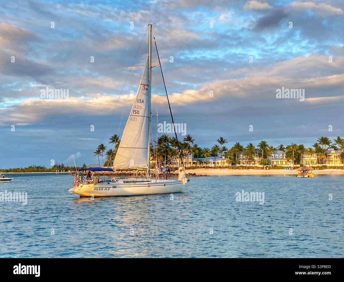 Immagini di nozze su una barca a vela a Key West durante il tramonto Foto Stock