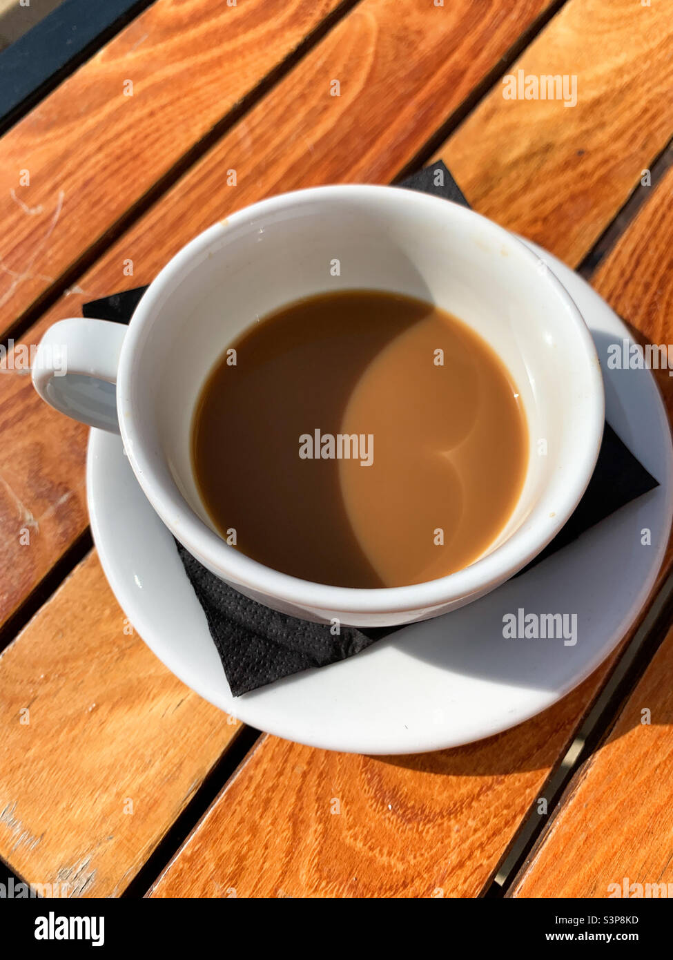 Tazza di caffè su un tavolo esterno - Immagine stock catturata con smartphone