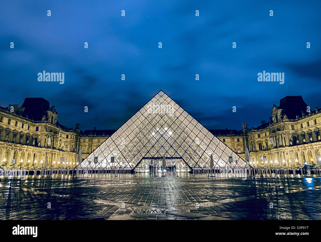 Il cortile del Louvre di notte. Parigi, Francia Foto Stock