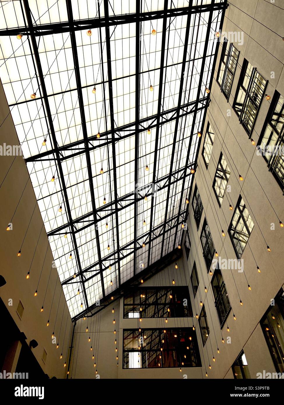Le finestre astratte in vetro, il soffitto e l'atrio dell'hotel Arcadia di Brookline, Massachusetts. - Immagine stock catturata con smartphone