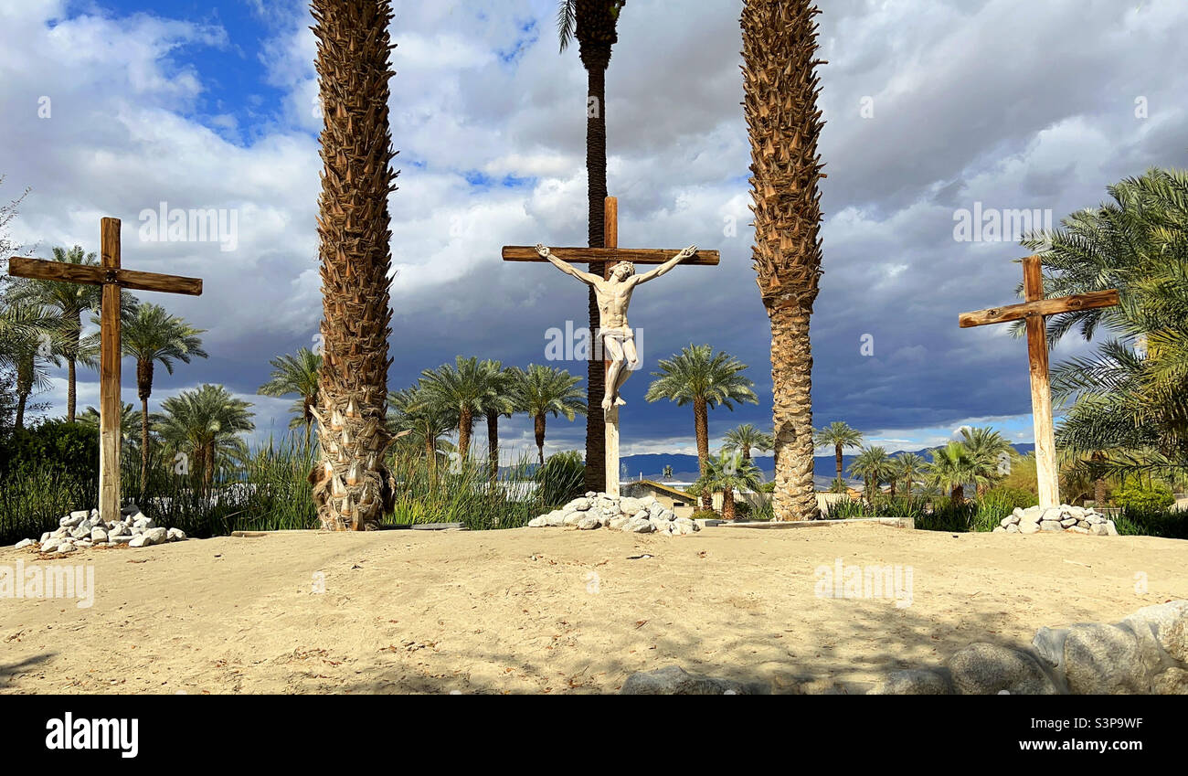 Replica delle tre croci sul Golgota con Gesù Cristo crocifisso sul centro. Foto Stock