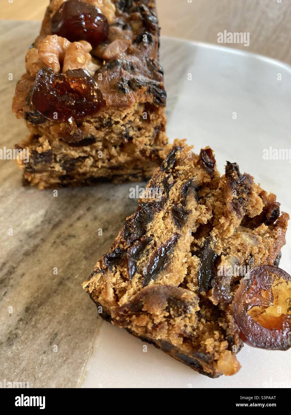 Una fetta di torta alla frutta - Immagine stock catturata con smartphone