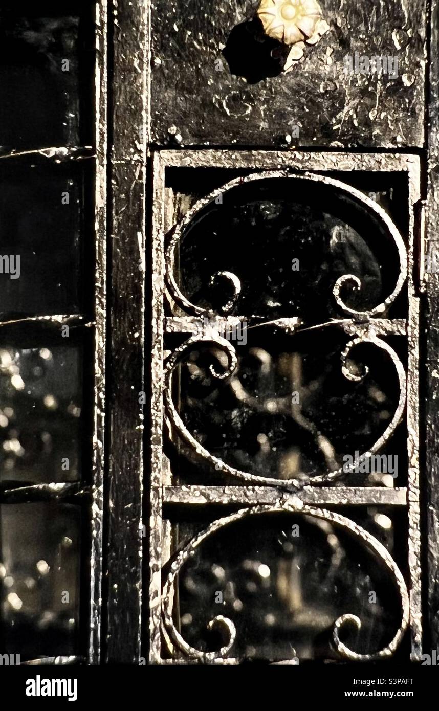 Primo piano porta Chester con intricato metallo Foto Stock