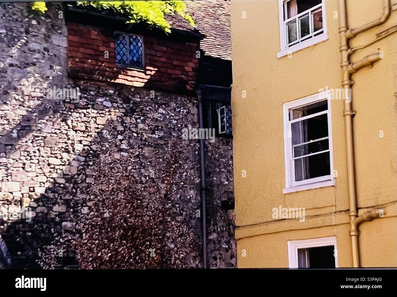 Winchester Inghilterra Stone Wall Town Center Foto Stock