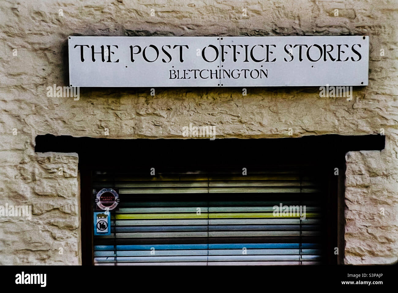 I negozi dell'ufficio postale firmano il villaggio di Bletchington Oxfordshire - Immagine stock catturata con smartphone