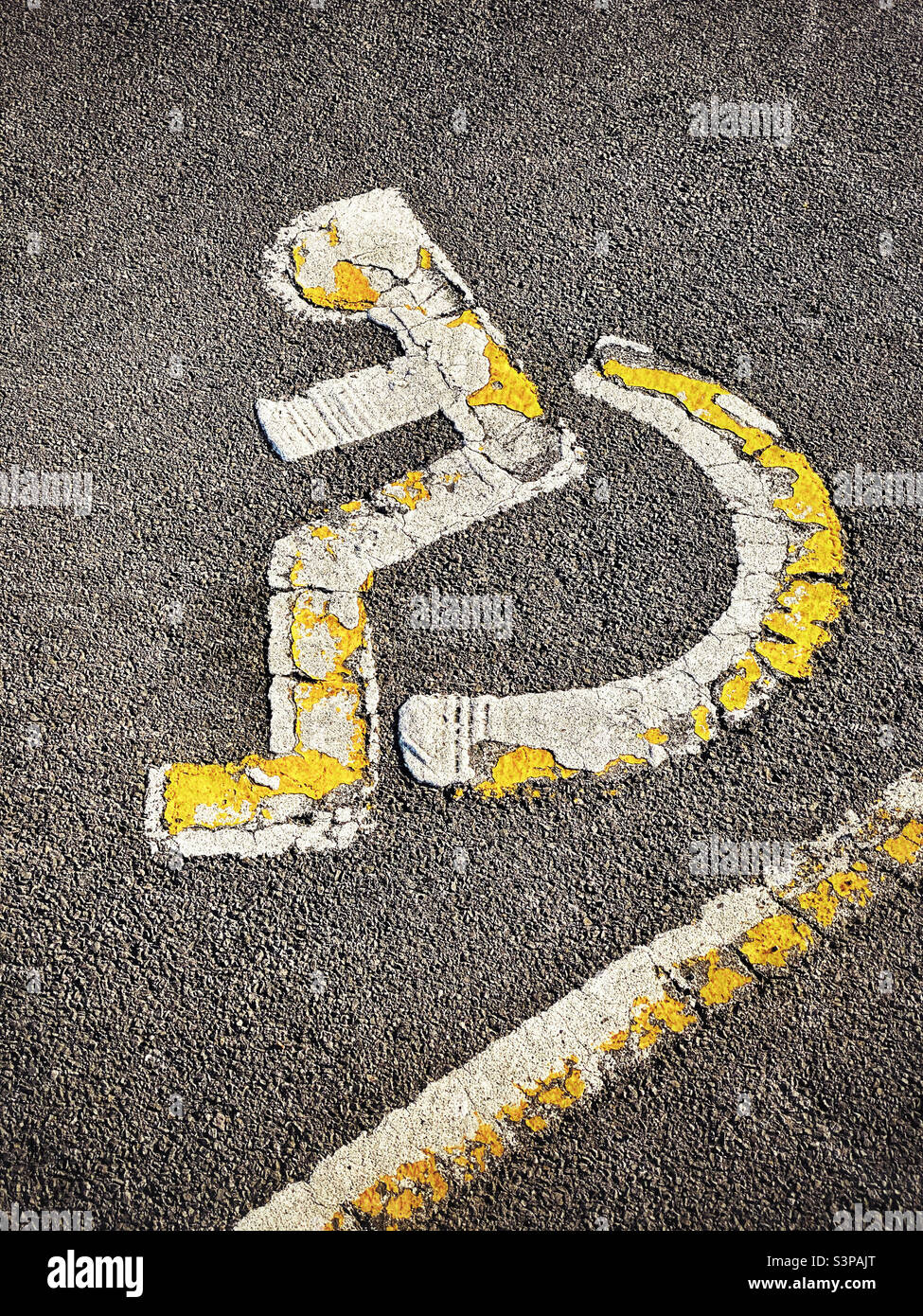 Il cartello con il logo che indica questo spazio di parcheggio è designato e riservato a persone con disabilità o problemi di mobilità. Foto ©️ COLIN HOSKINS. - Immagine stock catturata con smartphone