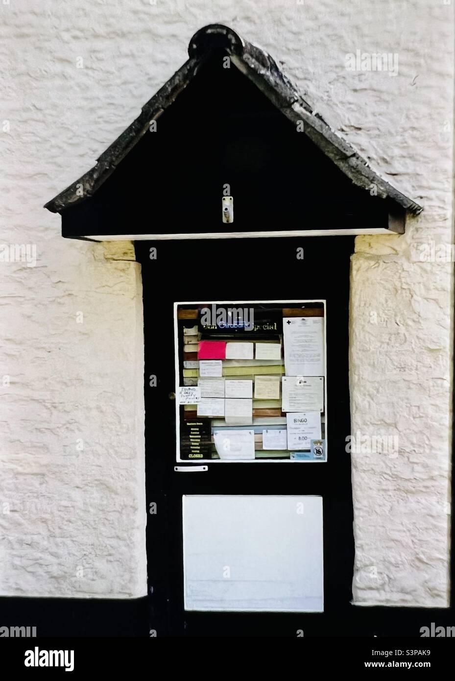 Negozio del villaggio e porta dell'ufficio postale in Oxfordshire Foto Stock