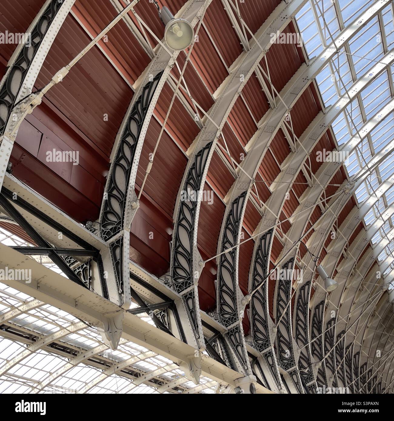 Un dettaglio degli elementi in ghisa del tetto della stazione ferroviaria di Paddington a Londra Foto Stock