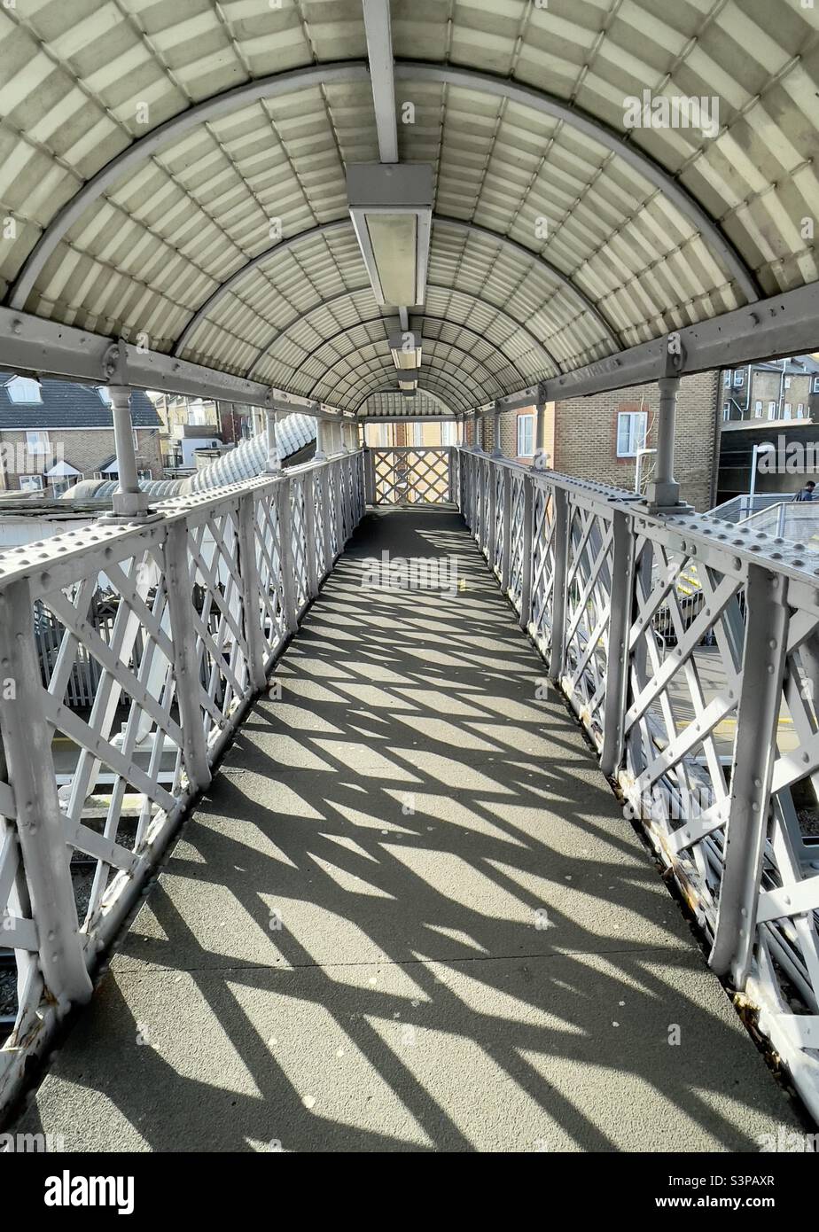 Una vista sul ponte che collega le piattaforme della stazione ferroviaria di Ladywell a Londra Foto Stock