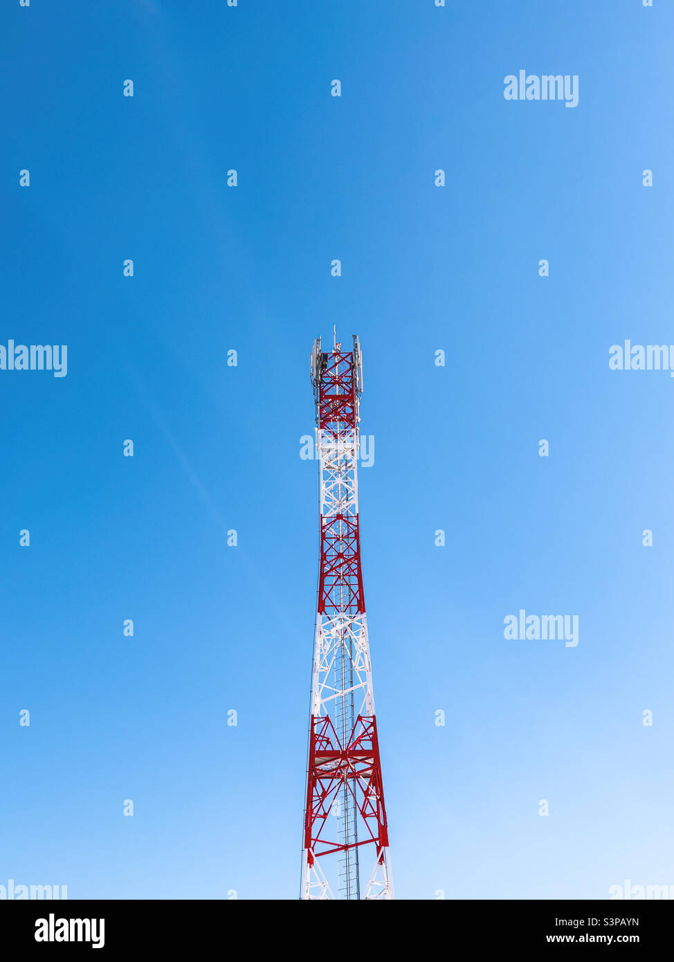 Torre di telecomunicazioni contro il cielo blu Foto Stock