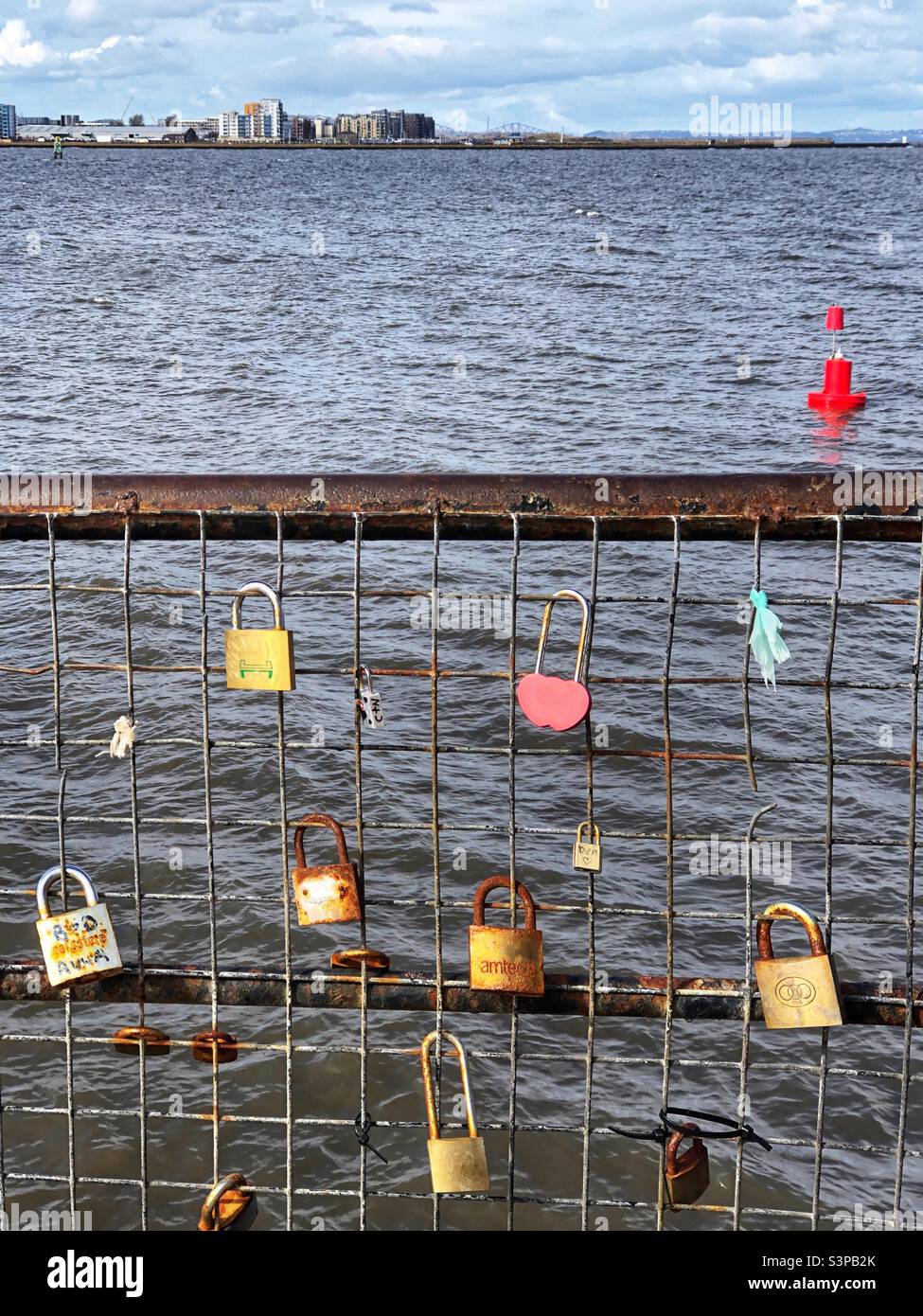 L'amore si blocca su una recinzione di filo Foto Stock