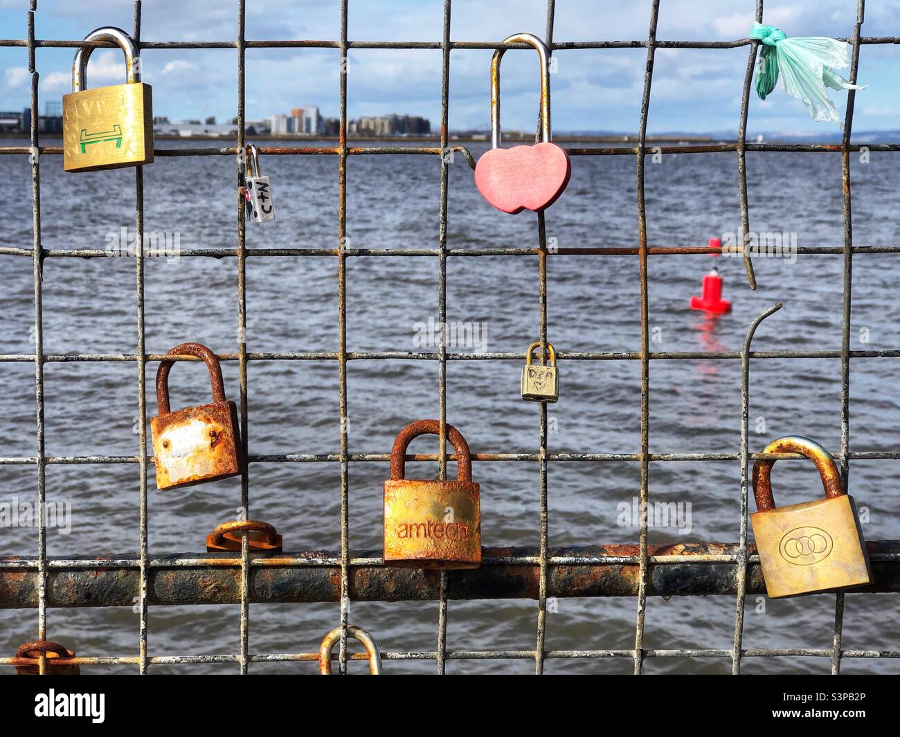 L'amore si blocca su una recinzione di filo Foto Stock