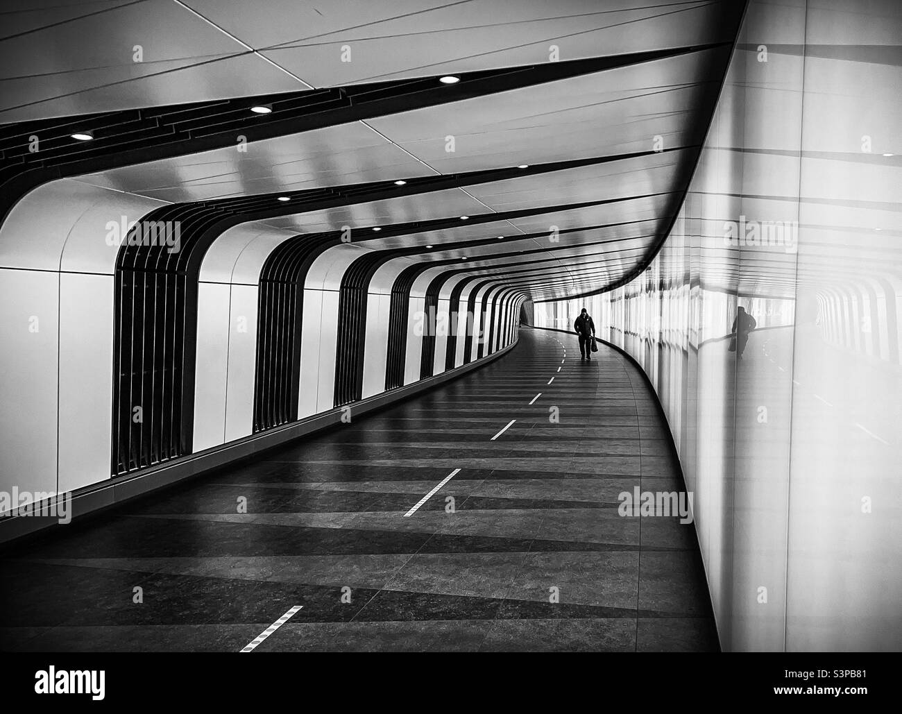 Passaggio pedonale alla stazione ferroviaria internazionale London St Pancras, Londra, Regno Unito - Gennaio 2022 Foto Stock