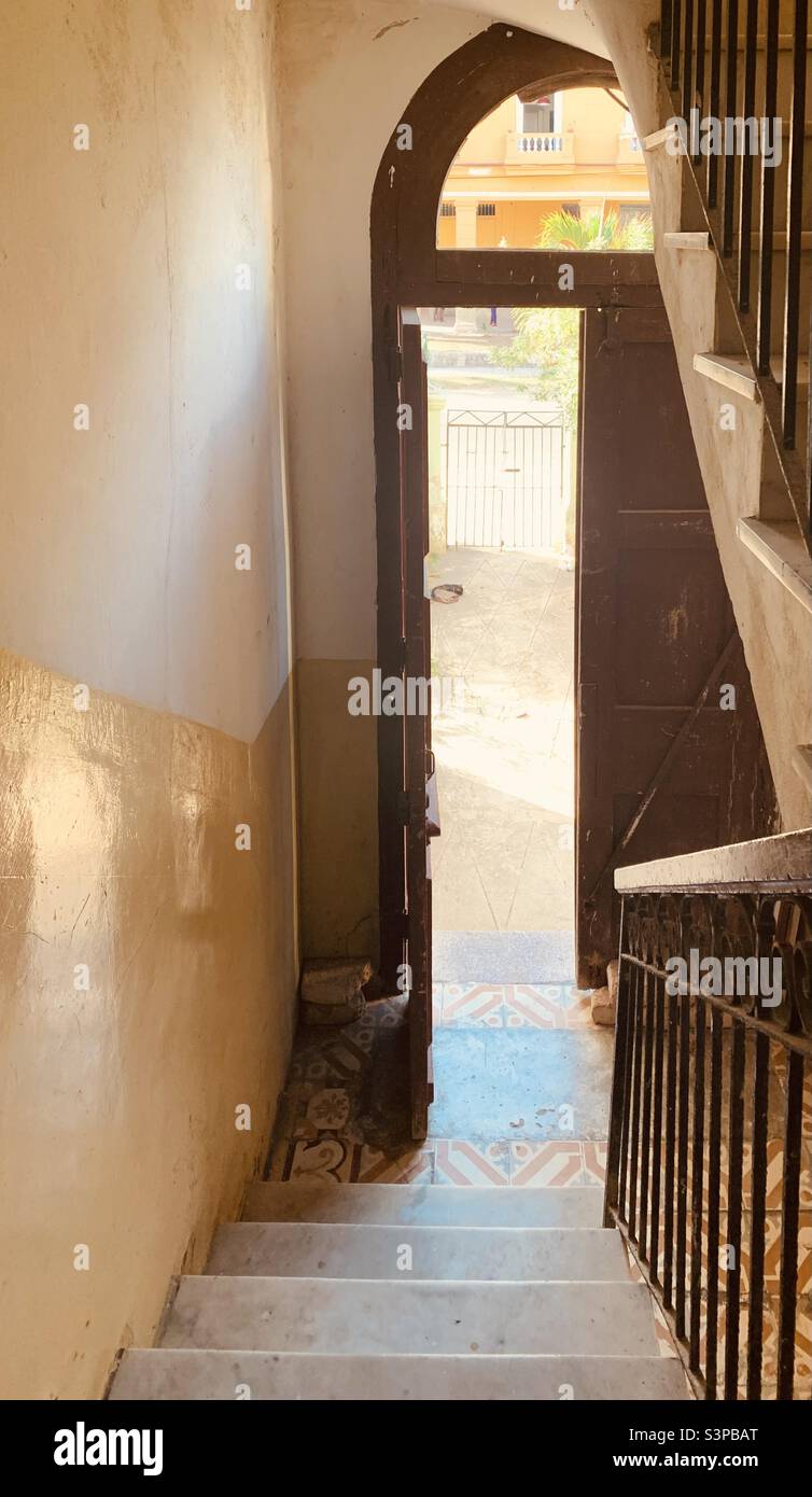 Giù le scale in vecchio edificio coloniale di architettura a Vedado, l'Avana, Cuba - Immagine stock catturata con smartphone