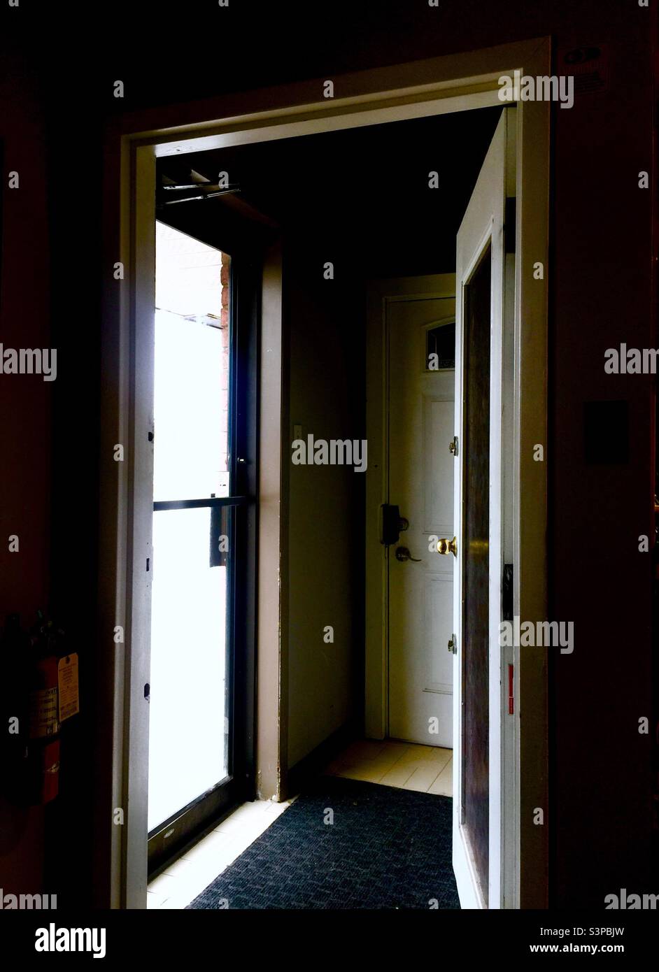 Sportello aperto, sportello chiuso. Interno, esterno. Concetti: Opposti. Dentro e fuori. Luce e ombra. Luminoso e scuro. Geometria dello spazio. - Immagine stock catturata con smartphone