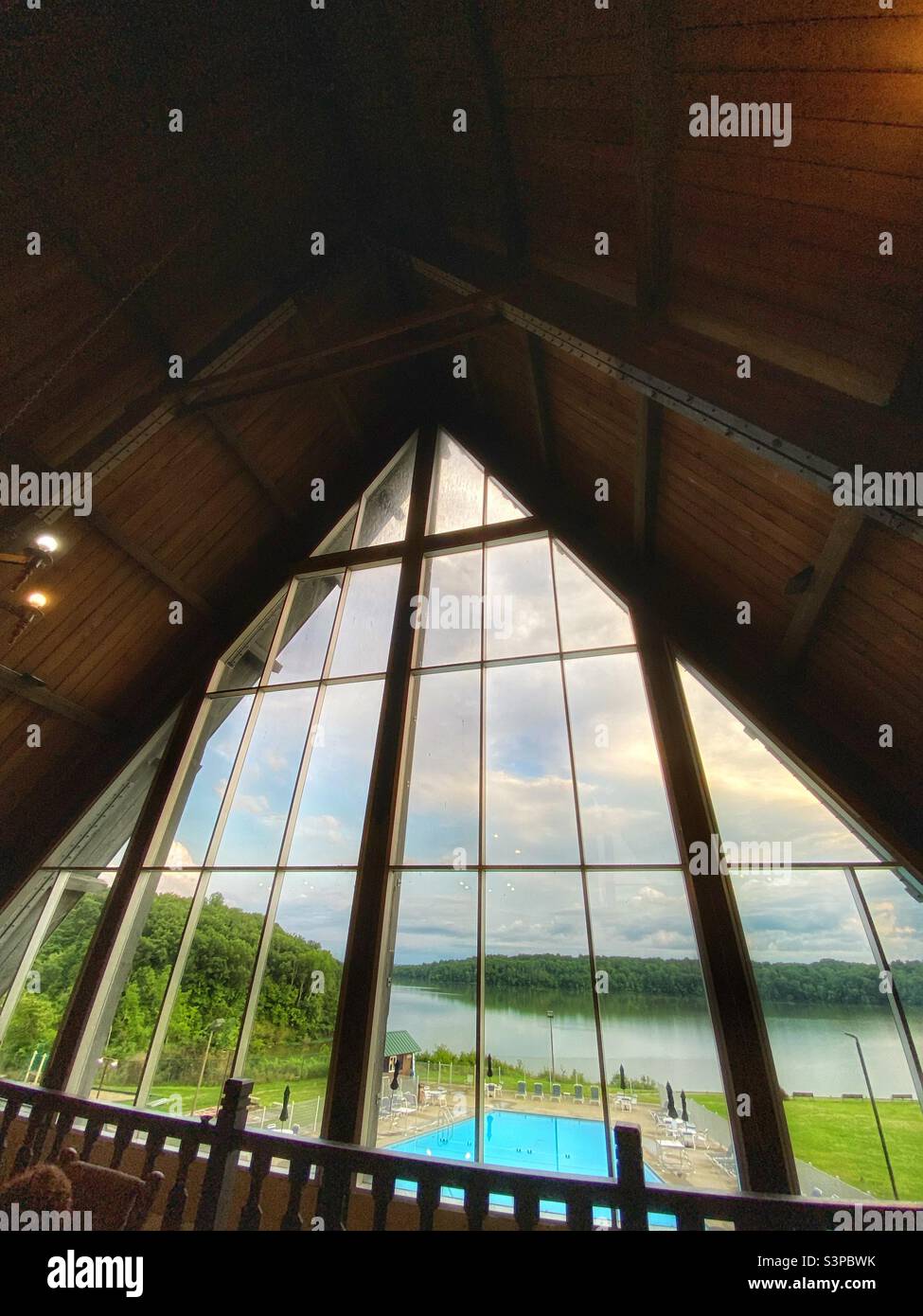 Una finestra a forma di triangolo all'Hueston Woods Lodge con vista dell'esterno. - Immagine stock catturata con smartphone