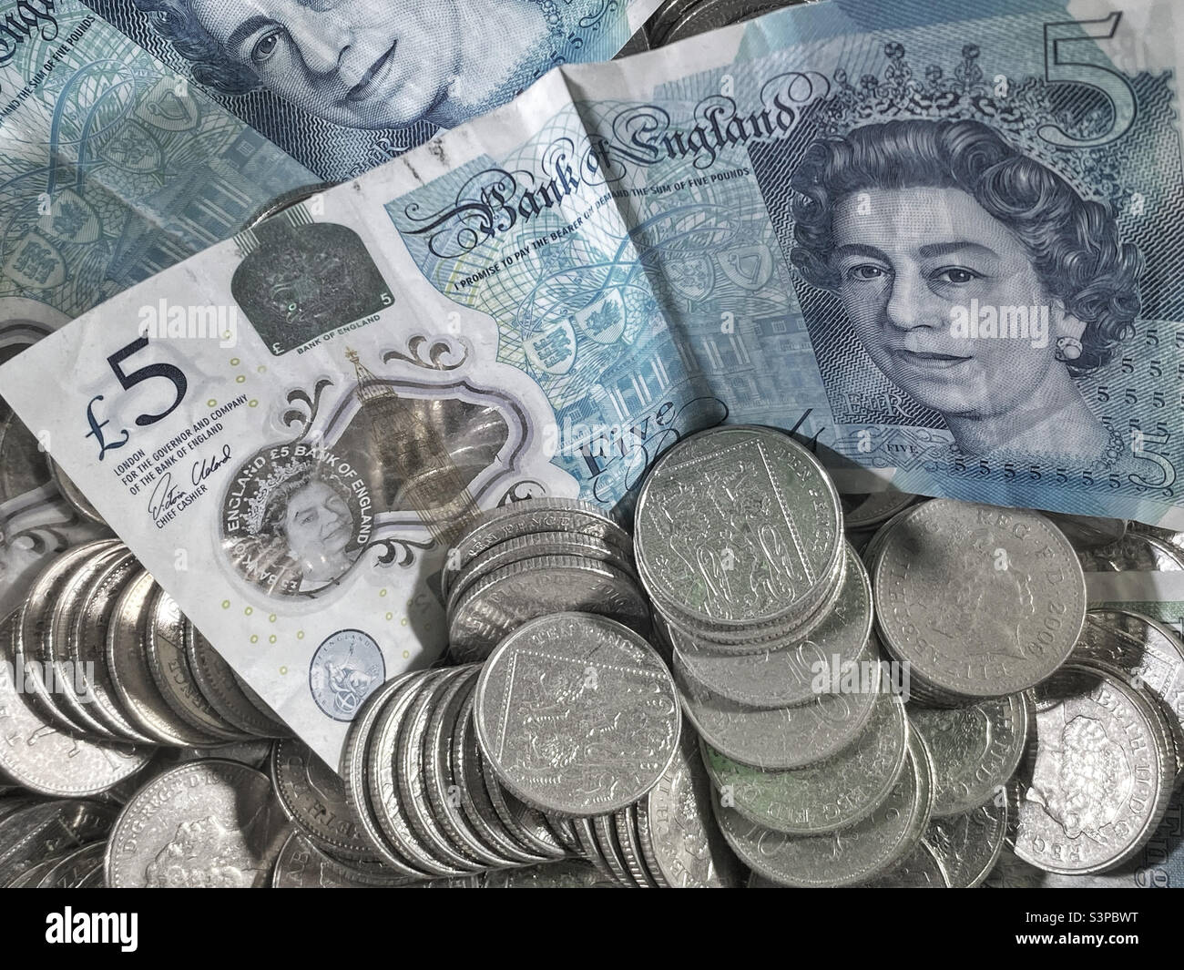 Soldi! Soldi! Soldi! Una collezione di banconote da £5 e 10 pence. Foto ©️ COLIN HOSKINS. - Immagine stock catturata con smartphone