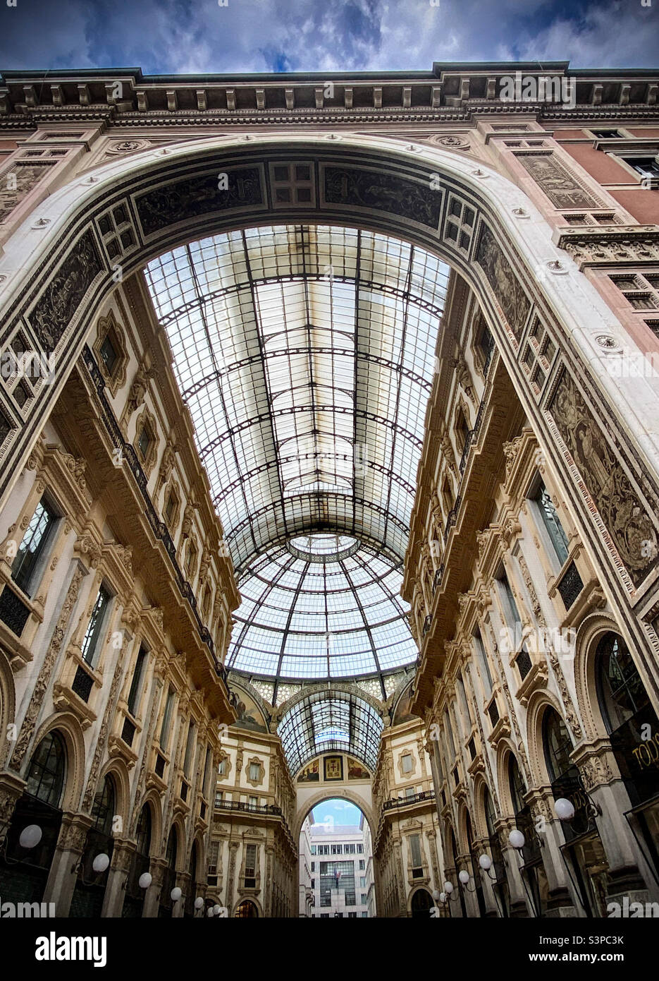 L'ingresso al portico in vetro e ferro battuto della famosa Galleria Vittorio Emanuele II nel centro di Milano - Immagine stock catturata con smartphone