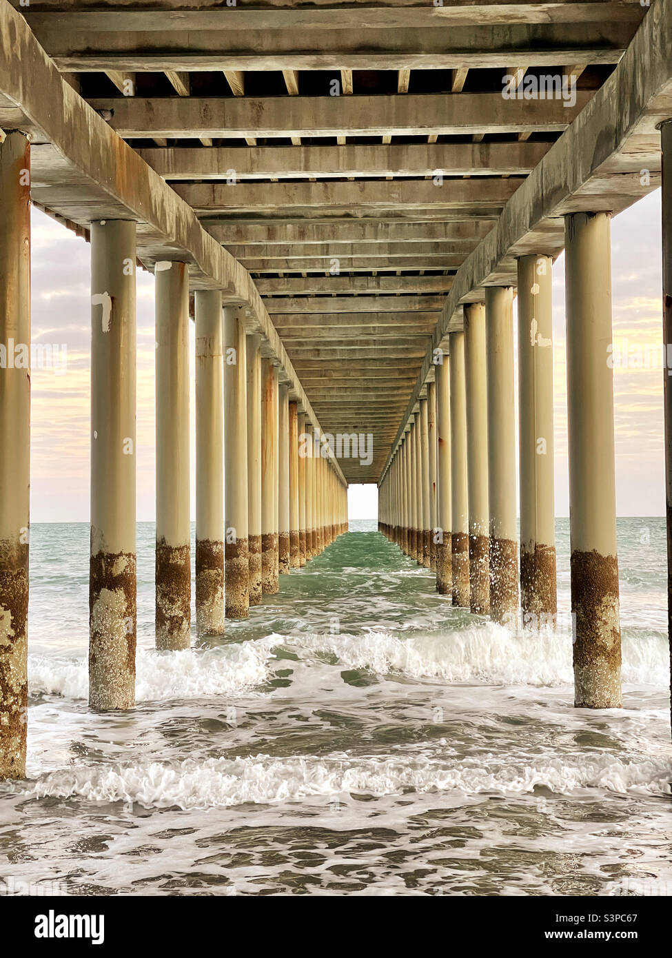 Sotto il molo di Springmaid a Myrtle Beach SC durante il tramonto. Foto Stock